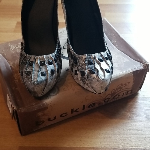 Buckle studded heels - Picture 8 of 8